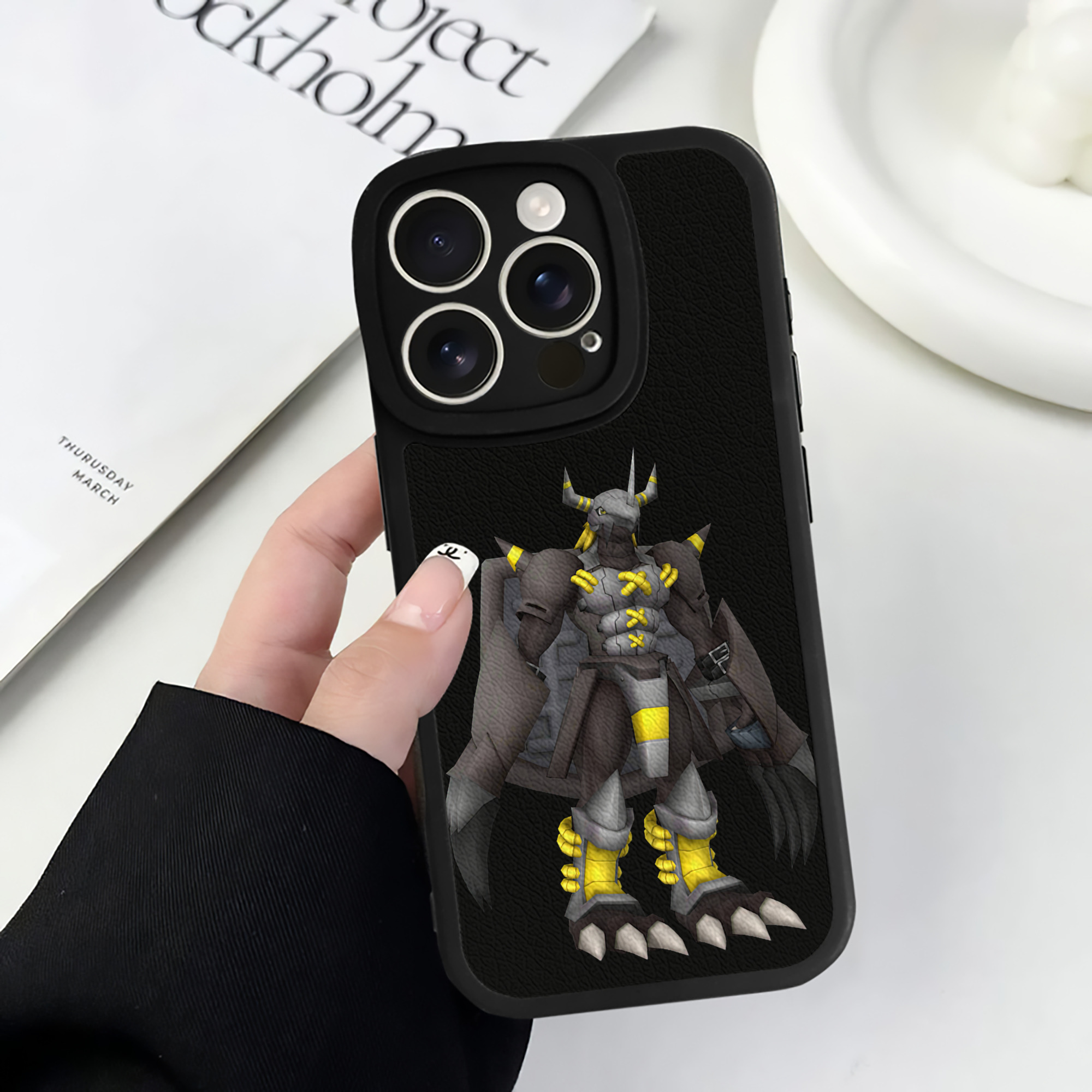 （画像用） Digimon デジタルモンスター/デジモン 【iPhone 16シリーズ対応】シリコンスマホケース（レザー調） 材質：シリコン